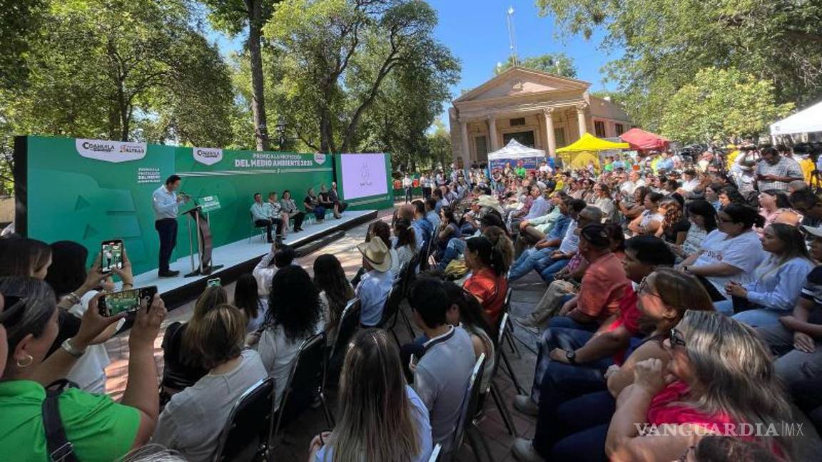 $!Durante el evento en la Alameda Zaragoza, el alcalde Javier Díaz reiteró que su administración trabaja en proyectos ambientales permanentes, más allá de fechas conmemorativas.