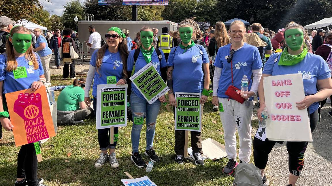 $!Fotografía de archivo del 8 de octubre de 2022, de unos manifestantes en la Marcha de Mujeres que reclama protección al derecho al aborto en Washington.