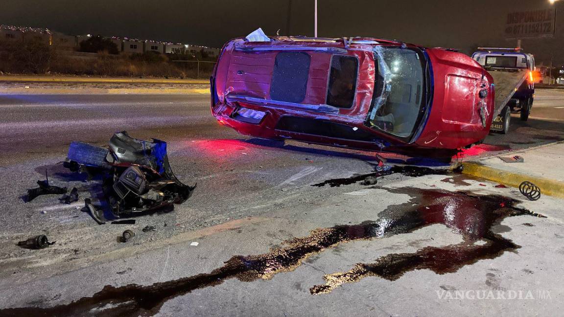 Vuelca tras chocar por alcance contra tráiler, al sur de Saltillo