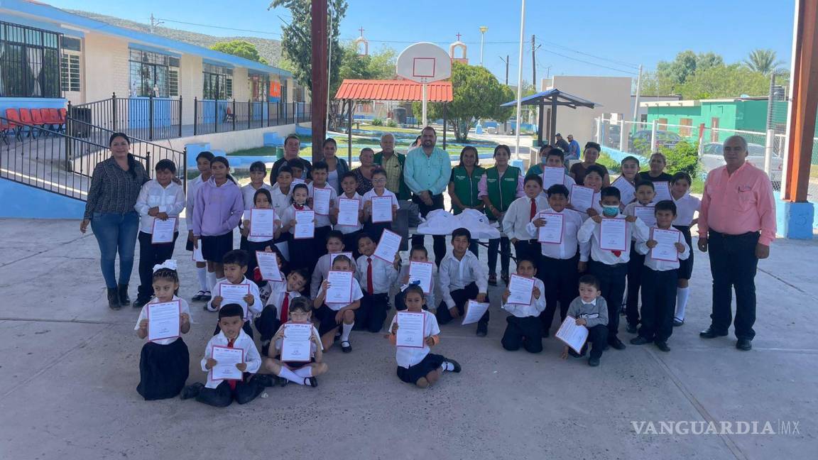 Continúa Gobierno del Estado entregando uniformes a estudiantes de escuelas rurales de la Región Centro