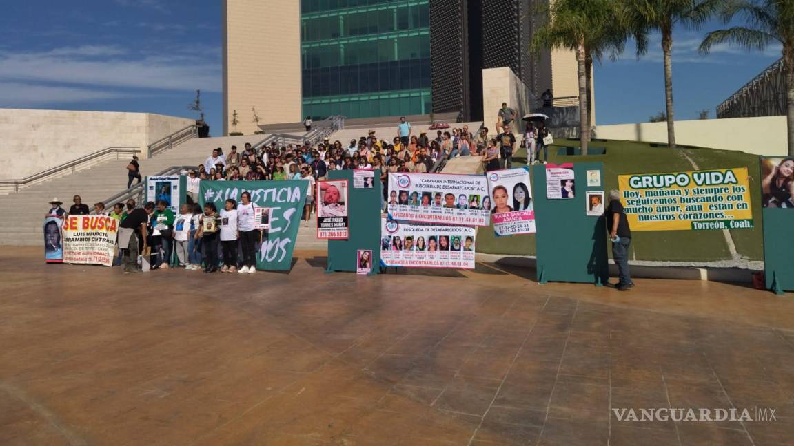 Colectivos se concentran en Plaza Mayor de Torreón; buscan ‘visibilizar’ desapariciones