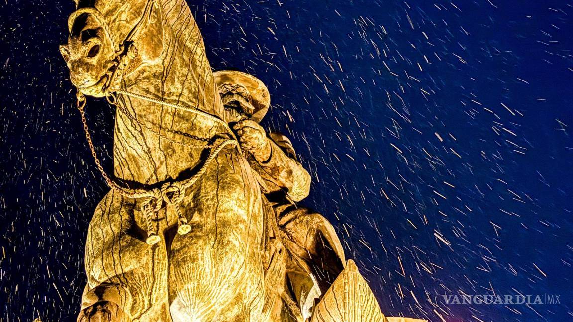 $!El fenómeno invernal dejó un escenario blanco en Saltillo, donde algunos aprovecharon para jugar con la aguanieve.