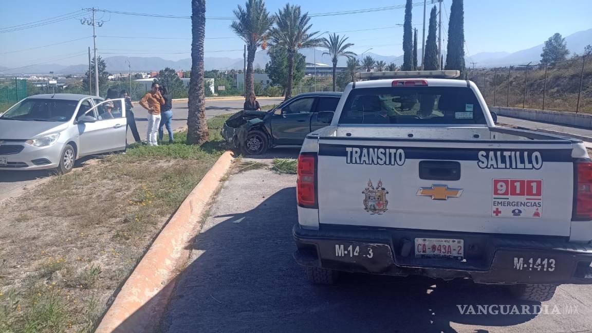 Saltillo: la chocan y proyectan contra palmera en Parque Las Maravillas