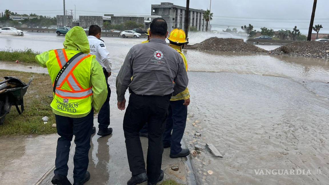 $!Elementos de PC y bomberos auxilian a conductores cuyos vehículos quedaron varados en las vialidades afectadas por las lluvias en Saltillo.