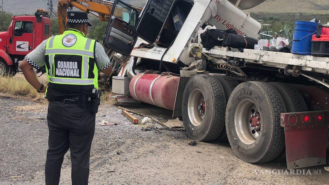 Camión invade carril y causa volcadura en la Saltillo-Torreón