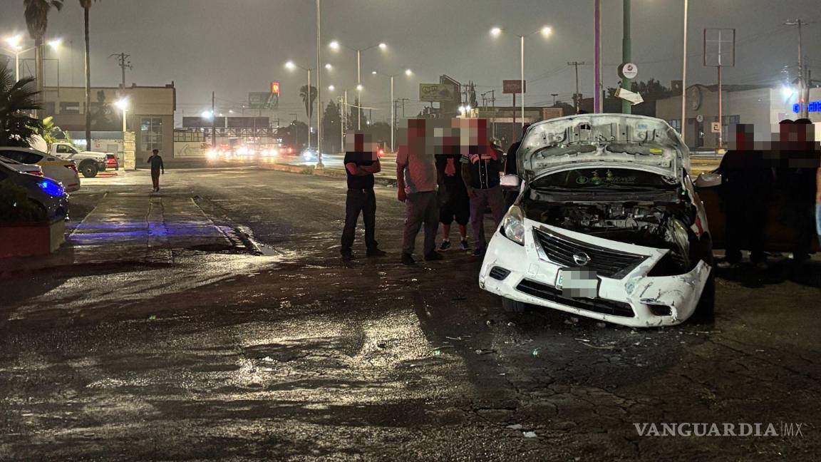 Da vuelta prohibida y estrella su camioneta contra taxi al sur de Saltillo