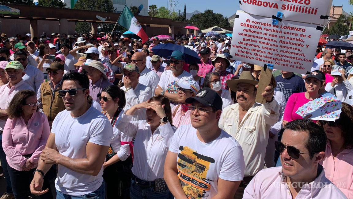 $!Más de mil 300 personas se dieron cita a la Plaza de las Ciudades Hermanas de Saltillo para manifestarse en contra del cúmulo de cambios legislativos en materia electoral.