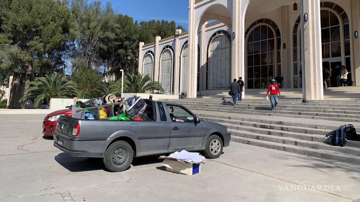 $!Vehículos esperan para recoger los utensilios y pertenencias de los estudiantes que formaron parte del plantón en la Universidad.
