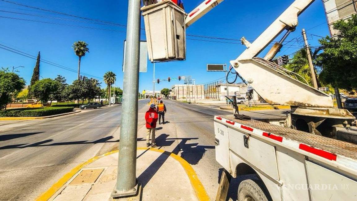 Intensifican labores de mantenimiento a semáforos en Torreón