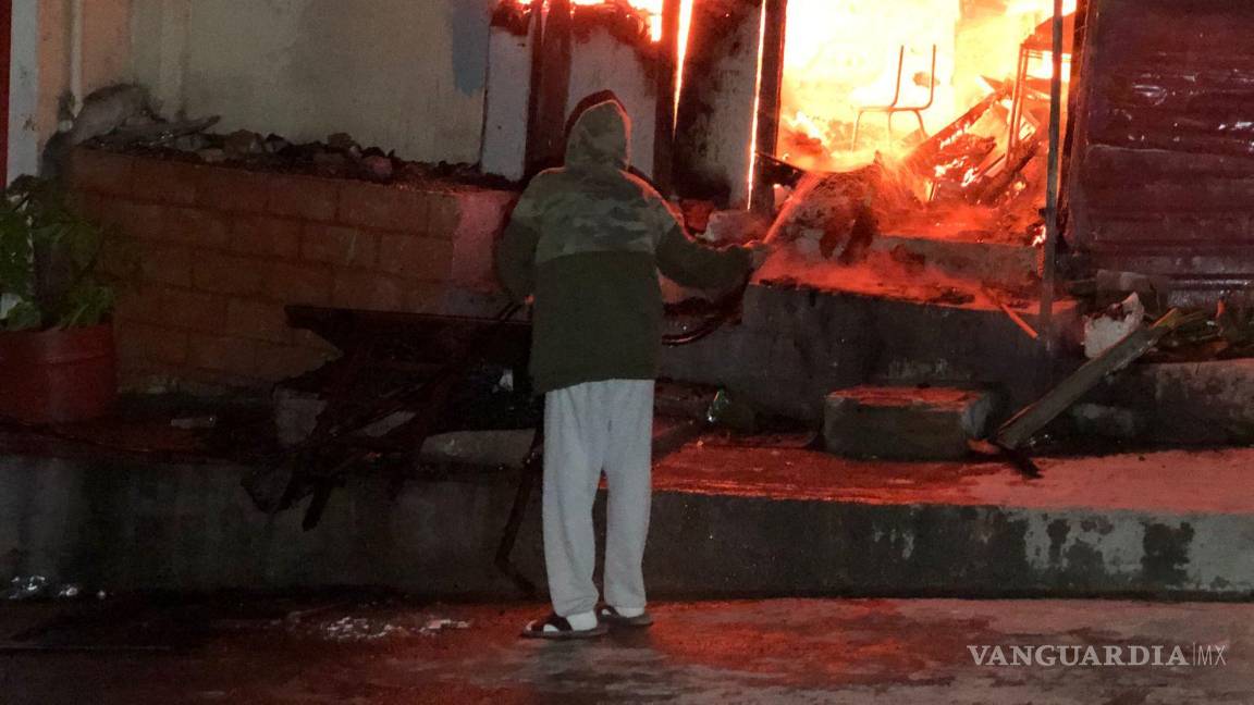 $!Las llamas se fueron mitigando poco a poco gracias a los vecinos, pero aun así se requirió ayuda de los bomberos para extinguir el fuego por completo.