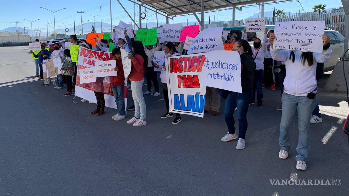 $!Al menos 60 personas entre familiares, amigos y conocidos del profesor Alain se manifestaron al exterior de Centro de Justicia Penal de Saltillo.