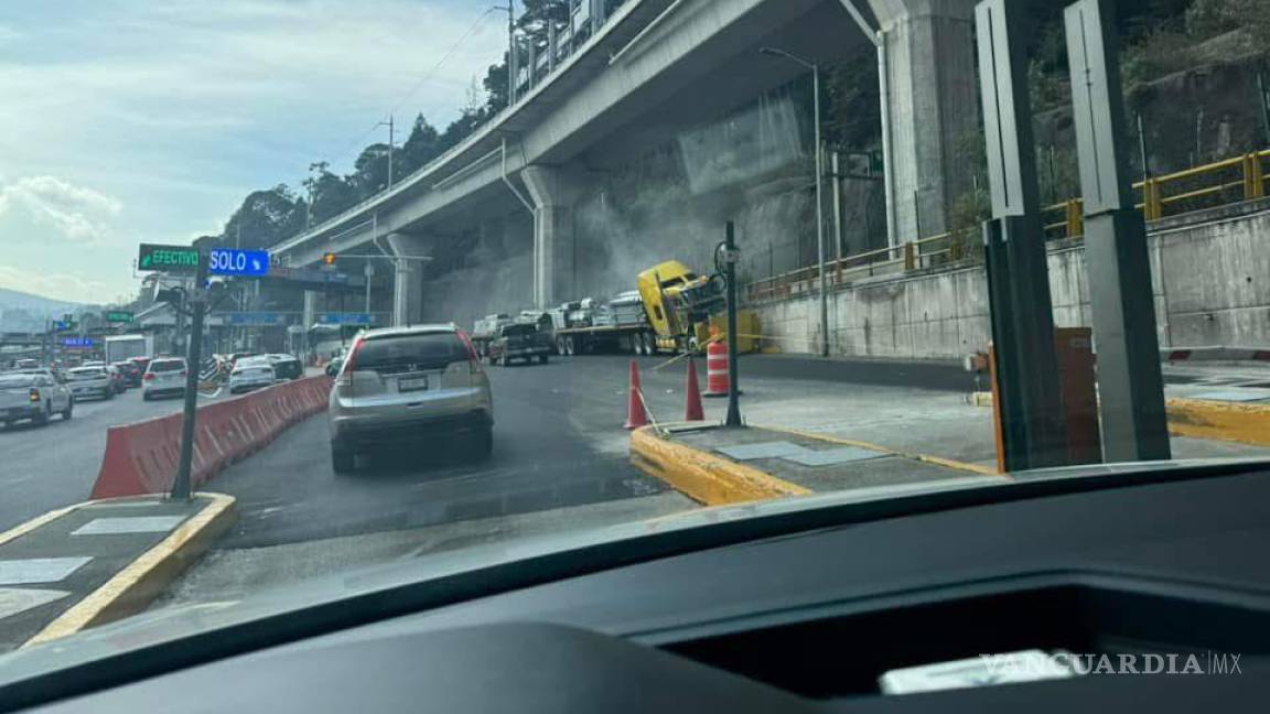 Tráiler choca contra más de 10 vehículos en caseta de autopista México-Toluca