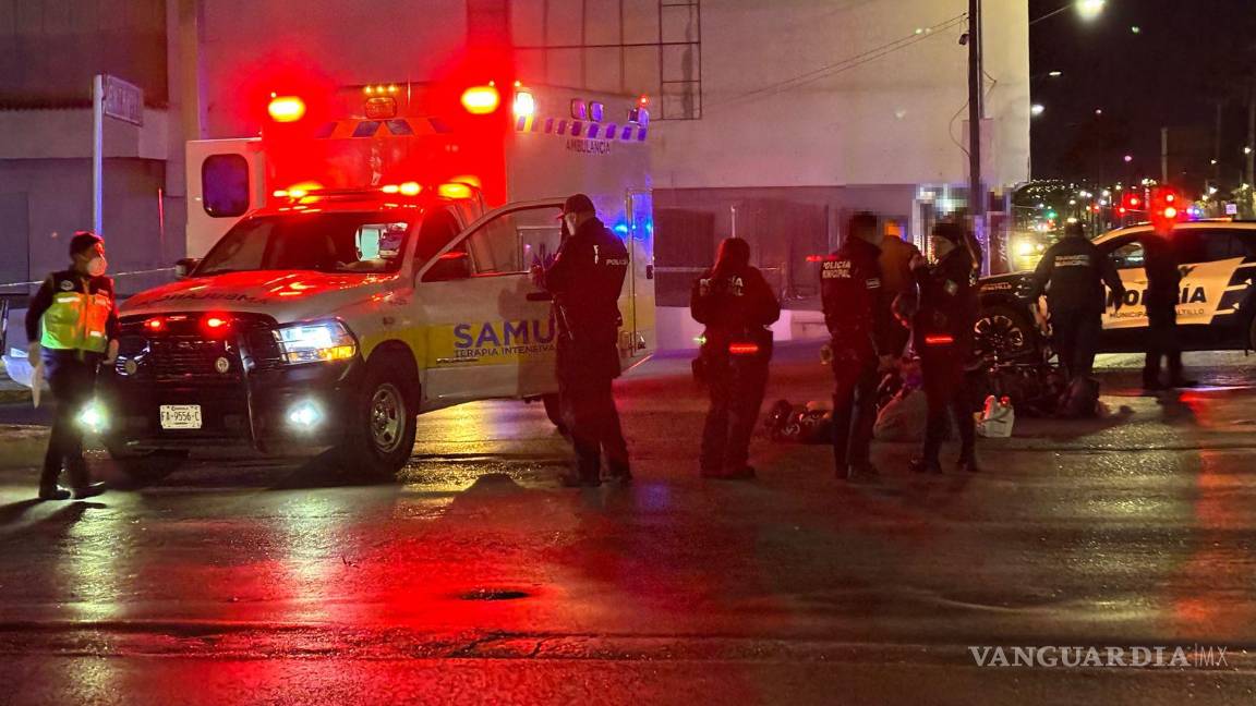 $!Paramédicos y policías en la escena del accidente, donde el motociclista perdió la vida tras impactarse contra una camioneta.