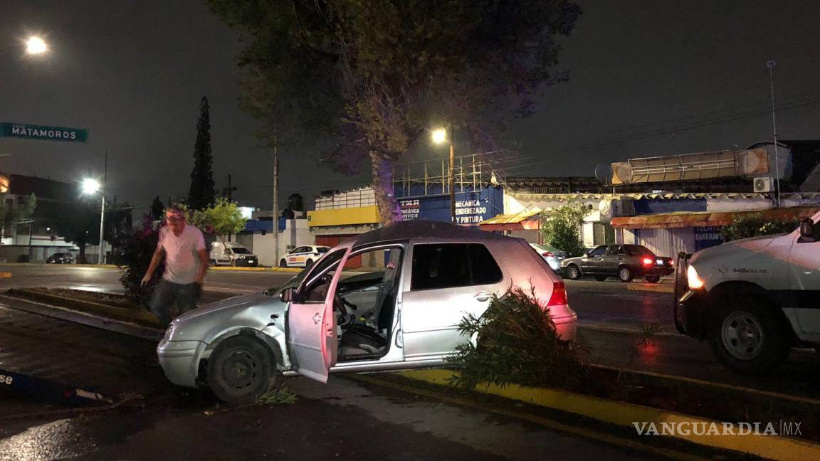 Ebrio termina estampado contra un árbol, en la colonia Topochico de Saltillo; no hubo lesionados