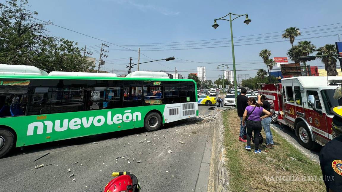 Choque de camiones de pasajeros en Nuevo León deja 12 lesionados