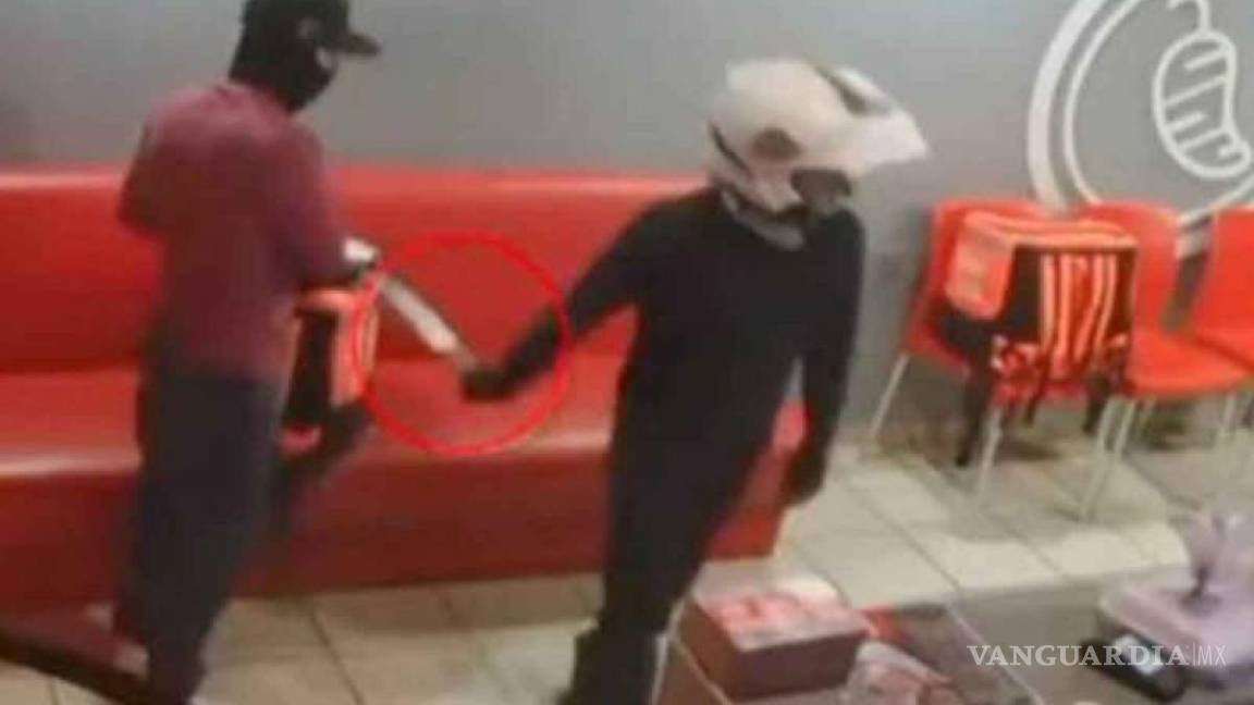 Captan a dos ‘repartidores’ asaltando un restaurante con un machete en Hermosillo