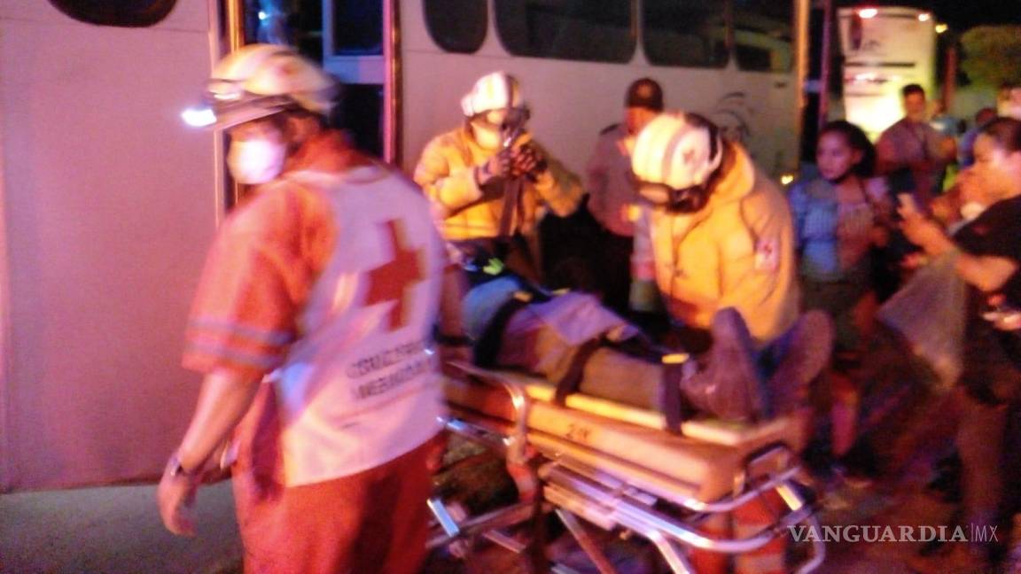Resultan 15 trabajadores heridos y no llegan a empresa por accidente de transporte en Saltillo