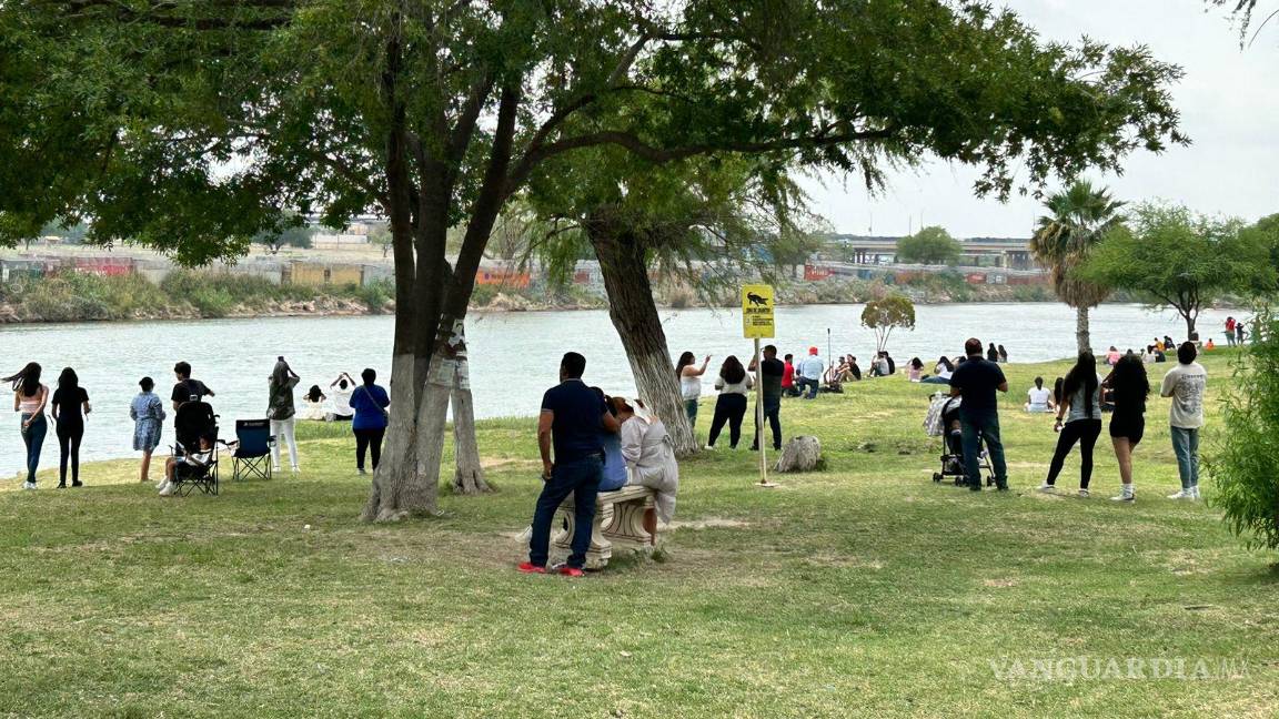 $!Los que buscaban atestiguar el fenómeno astronómico, hicieron gala de paciencia.