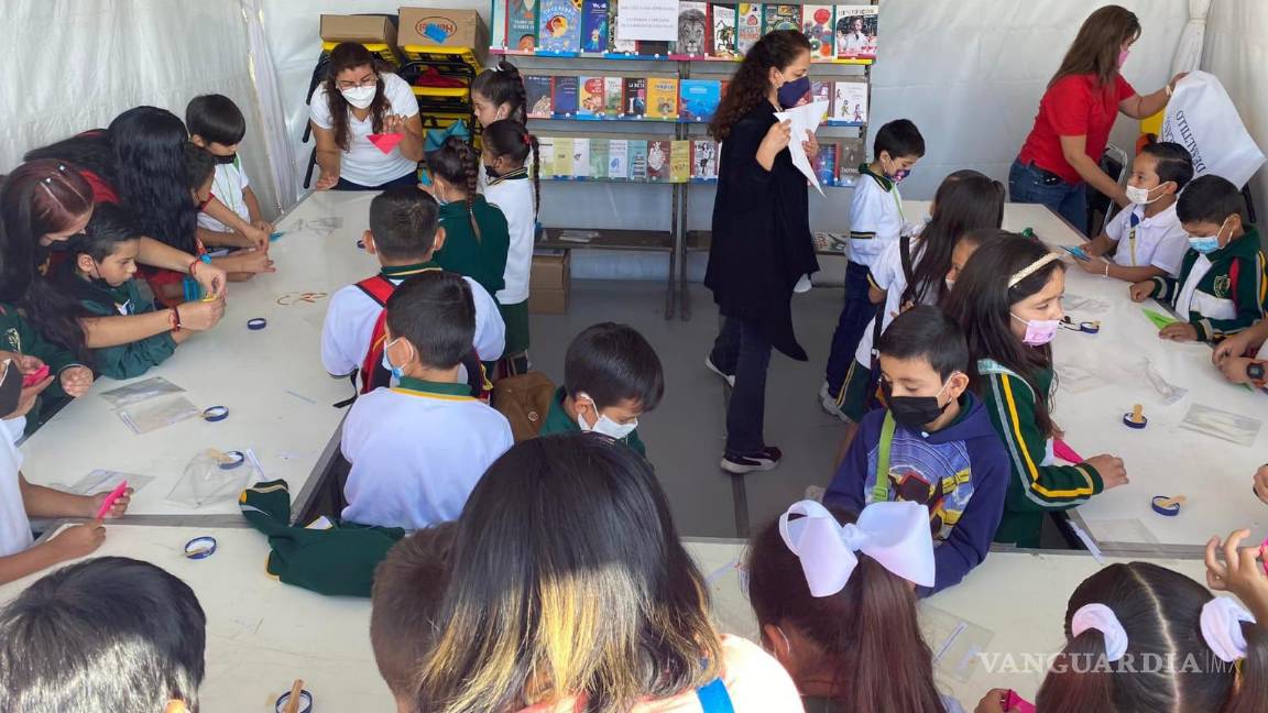 Bibliotecarios presentes en Feria del Libro de Coahuila