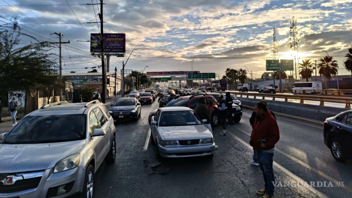 Torreón: En hora pico se registra carambola de cinco vehículos en carretera, no hay lesionados