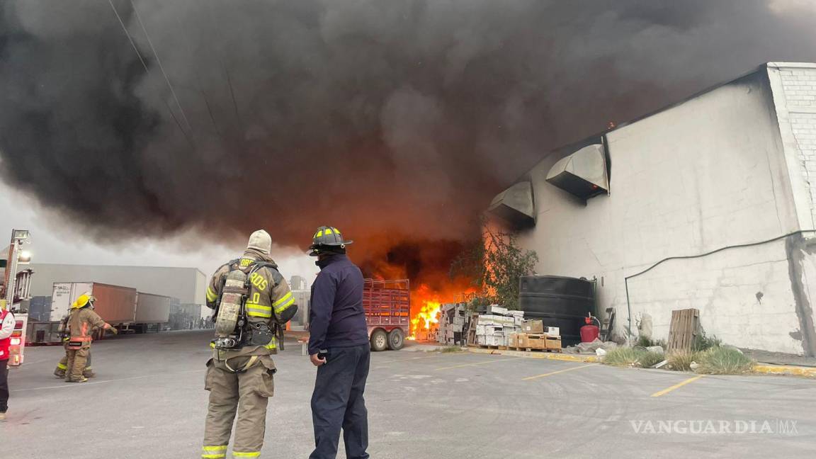 Incendio consume bodegas del IMSS en libramiento Flores Tapia