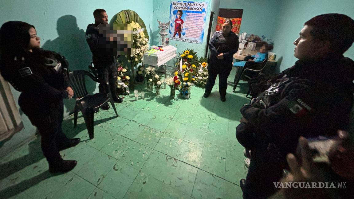 Apoyan policías a familia de niño fallecido en Saltillo