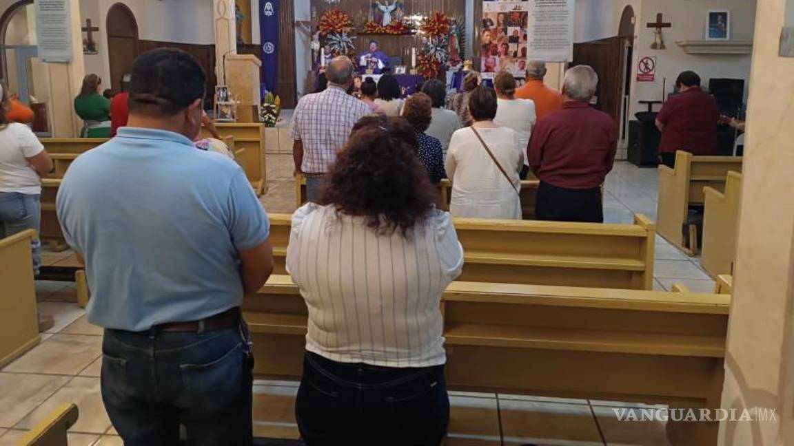 $!La misa en la parroquia Verbo Encarnado reunió a alrededor de 70 personas que mostraron su solidaridad con las víctimas.