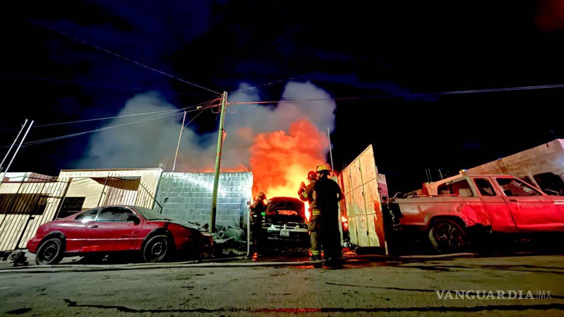 $!El incendio consumió cuartos del inmueble y alcanzó vehículos desmantelados que se encontraban en el patio.