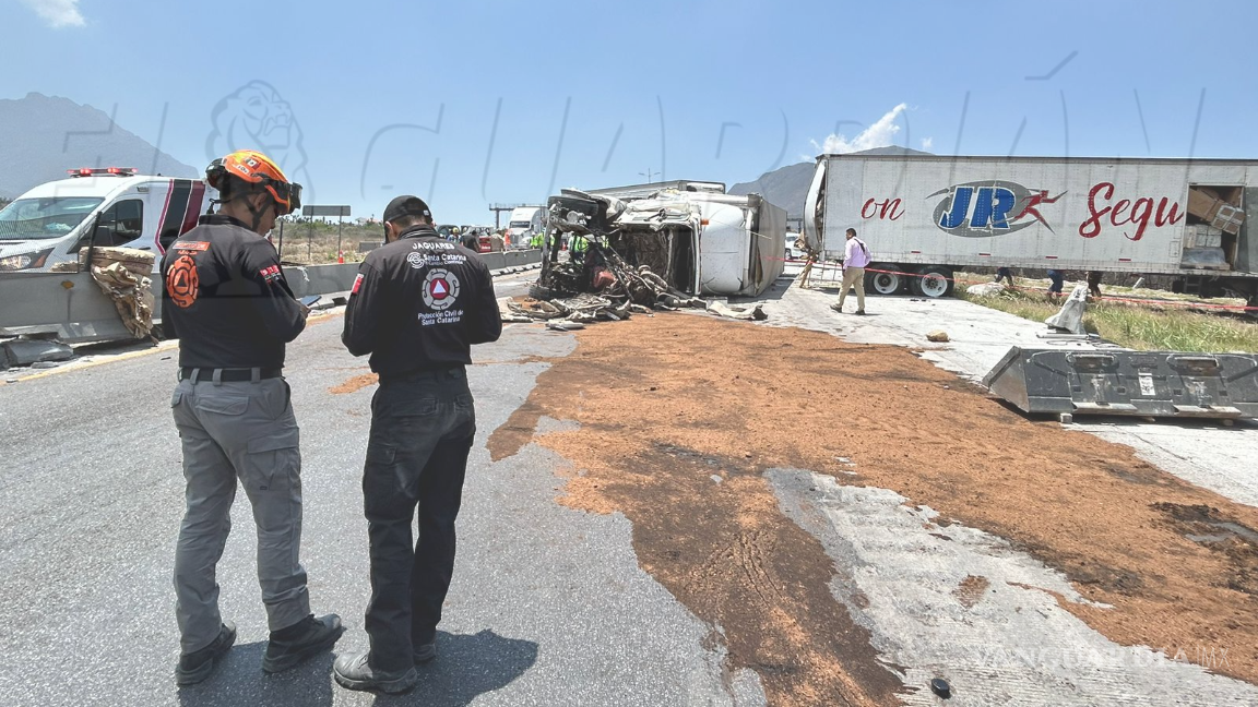 $!Rescatistas de Protección Civil brindaron los primeros auxilios tras el accidente registrado en la autopista.