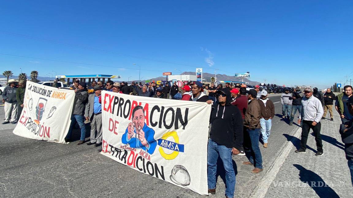 Obreros de AHMSA bloquean la carretera federal 57 a la entrada de Castaños; exigen sus pagos