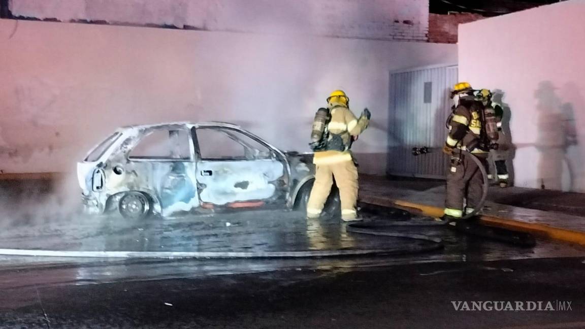 Auto se incendia frente a la CFE en Saltillo; familia iba a pagar la luz