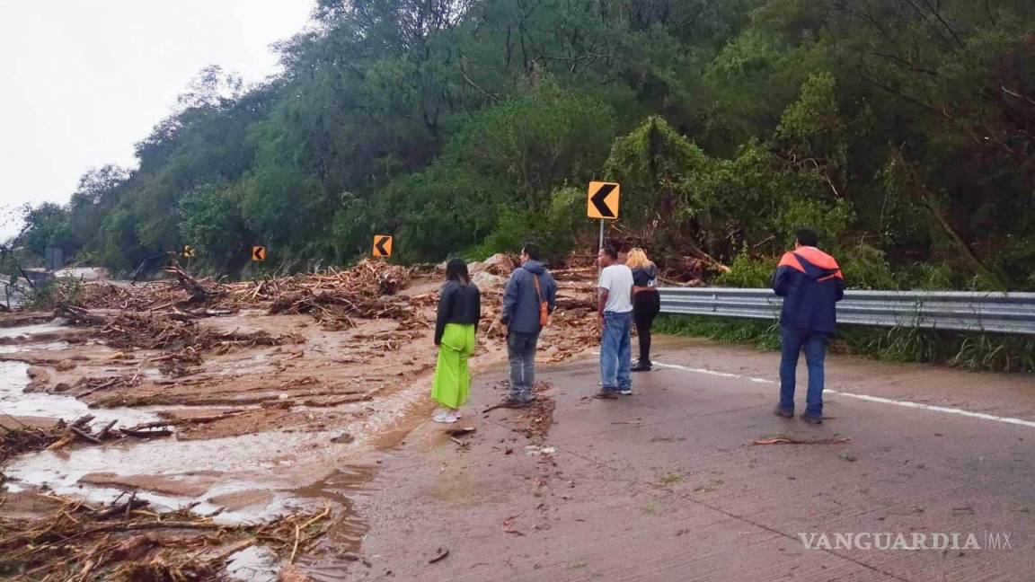 $!Hasta el momento, se reporta una caída de las telecomunicaciones, así como bloqueos en las carreteras por diversos deslaves en la zona.