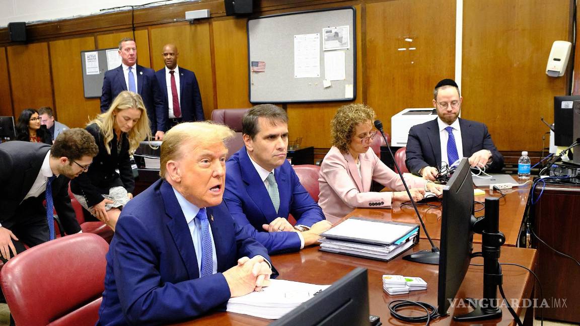$!Donald Trump junto a sus abogados Todd Blanche y Susan Necheles durante su juicio en el tribunal penal de Manhattan, en Nueva York.