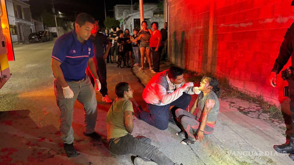 $!El conductor y su acompañante lograron salir del vehículo con quemaduras y fueron atendidos por paramédicos en el sitio.