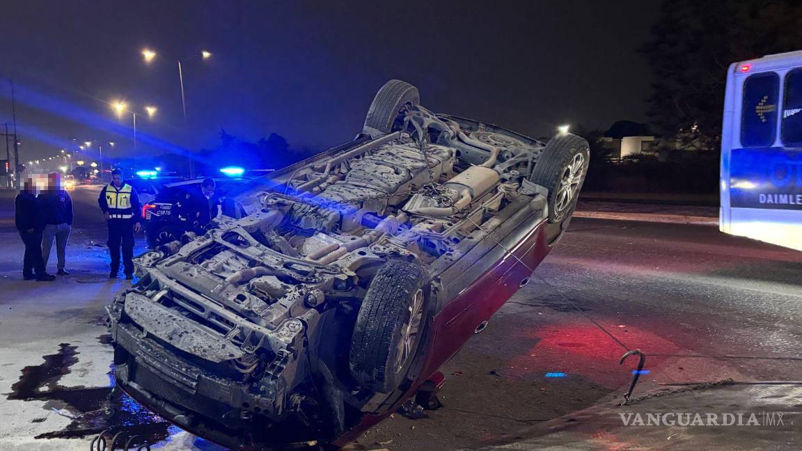 $!La camioneta volcada causó congestión vehicular, pero no se registraron personas lesionadas.