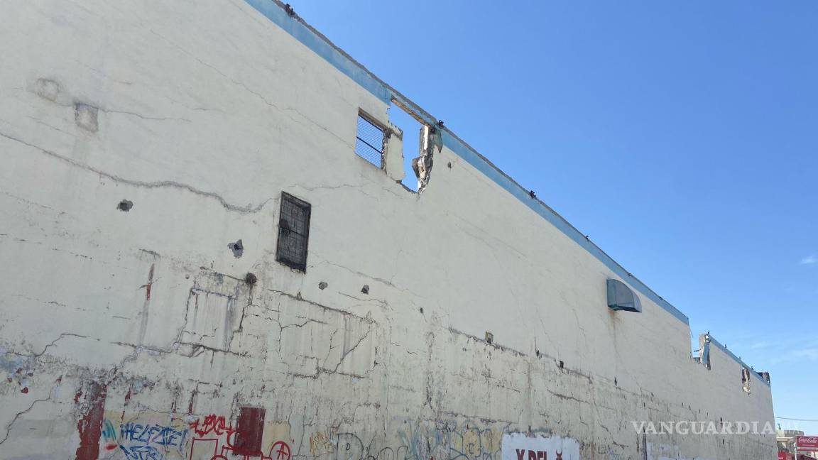 $!Las autoridades se encargan de garantizar la seguridad en el área durante los trabajos de demolición.