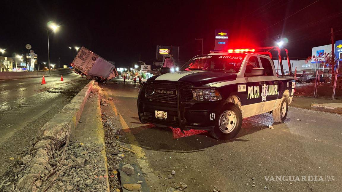 $!Elementos de la Policía Municipal cerraron la circulación por el derrame de combustible.