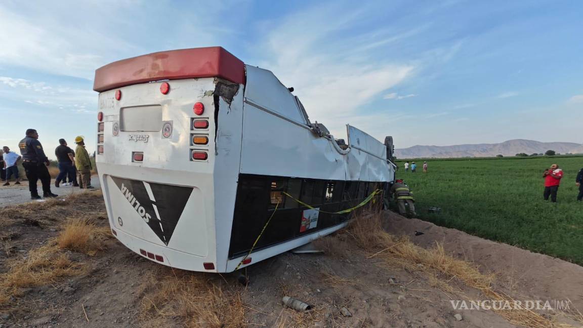 Fallece menor y seis personas resultan lesionadas tras volcadura de autobús Torreón–Matamoros