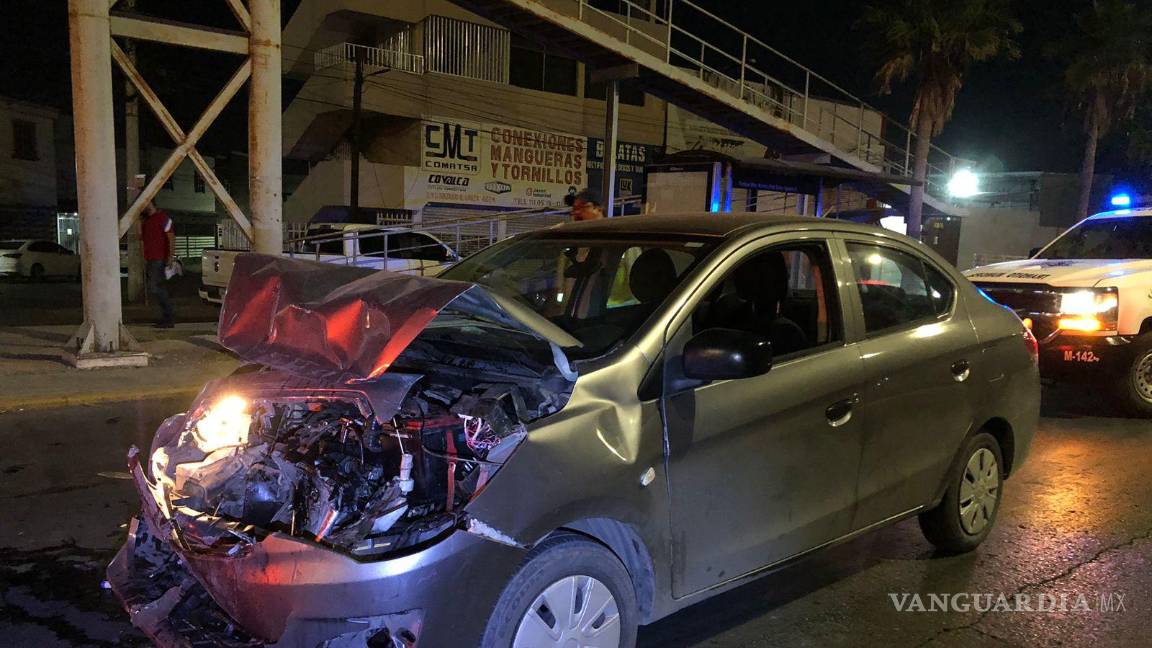 Hombre en estado de ebriedad choca por alcance a camioneta que esperaba luz verde en Saltillo
