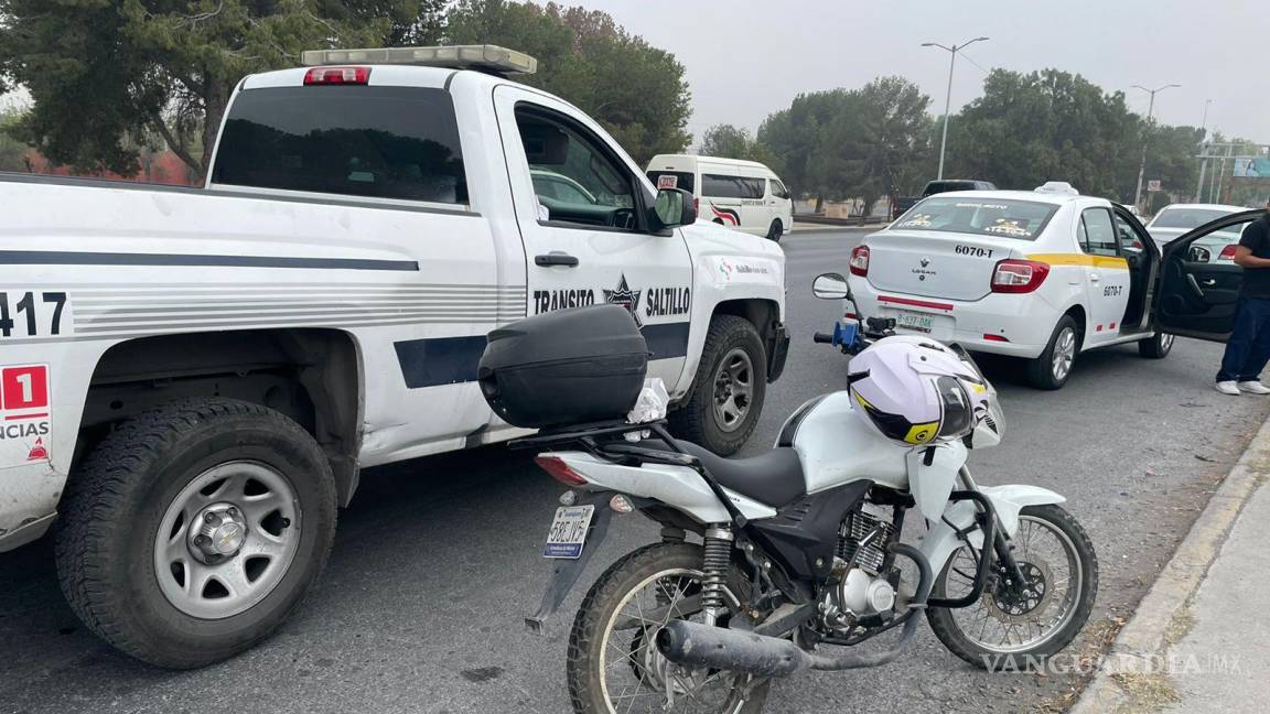 Motociclista regio intenta meterse a centro comercial de Saltillo y provoca accidente