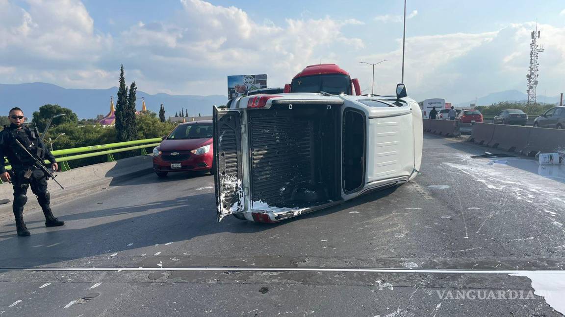 $!La camioneta recibió un golpe en el costado derecho por un autobús marca Irizar perteneciente a la línea Autobuses Frontera.