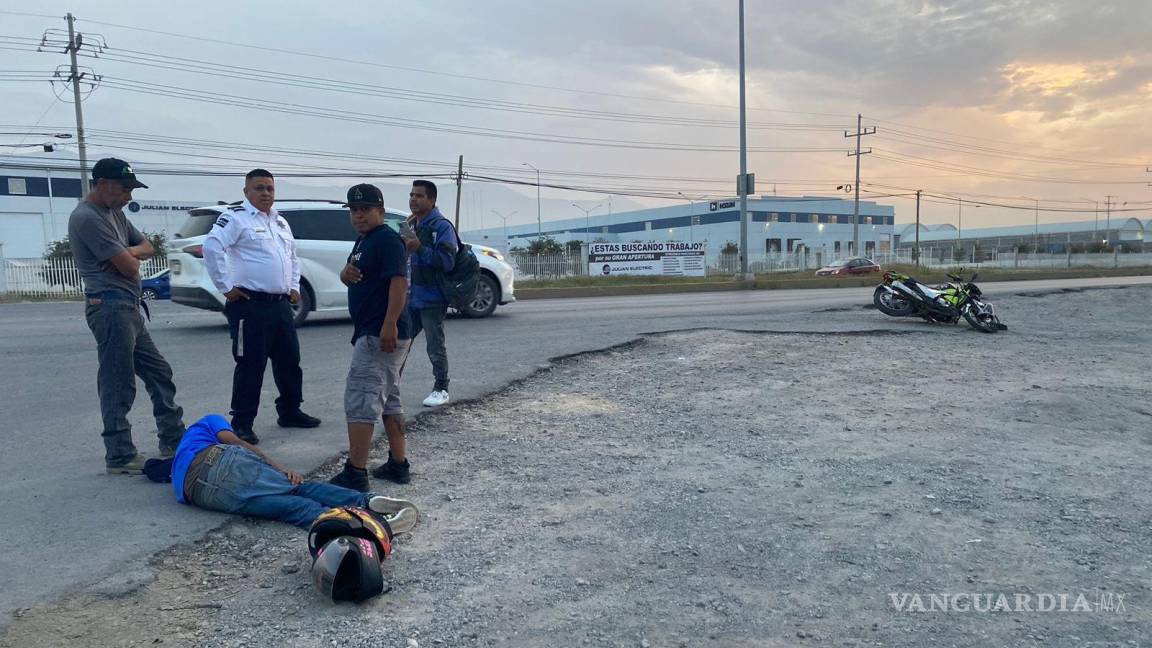 Jóvenes motociclistas se impactan contra camioneta, en Saltillo