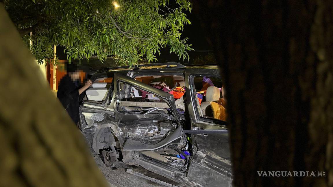 $!La mercancía que transportaba la camioneta quedó dañada, afectando las ventas de los dueños del vehículo.