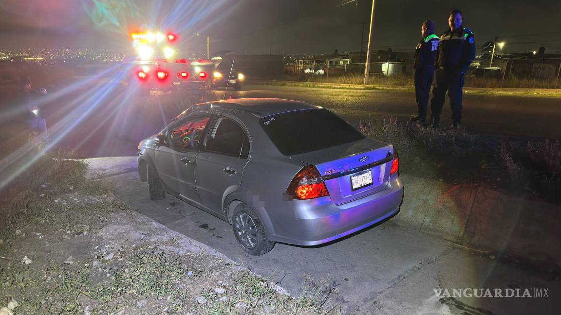 Saltillo: acelerado pierde el control, cae a canal pluvial y se va en taxi