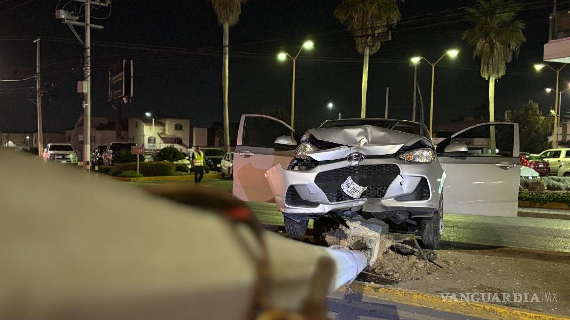 $!Autoridades de Tránsito aseguraron el vehículo tras el accidente en el bulevar Moctezuma.