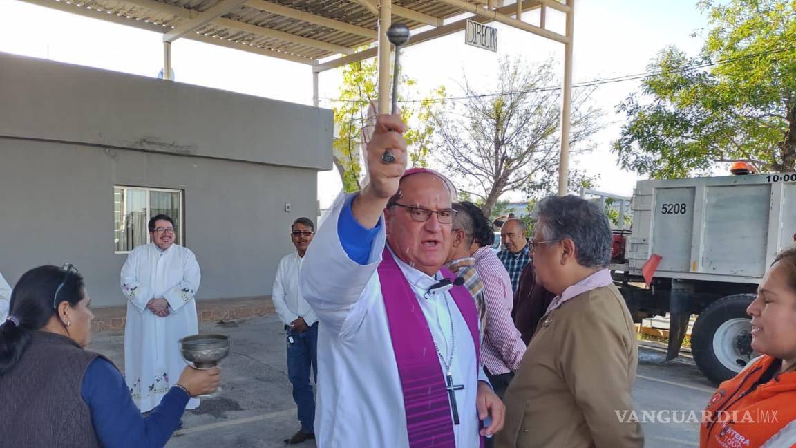 Obispo de Saltillo bendice al edificio y personal de Protección Civil, en Ciudad Frontera