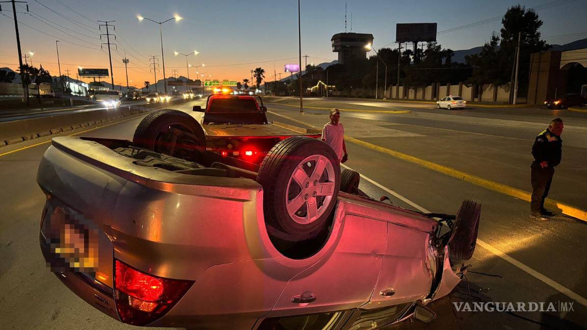 Salió ileso de una volcadura en Saltillo... pero causó otros dos accidentes