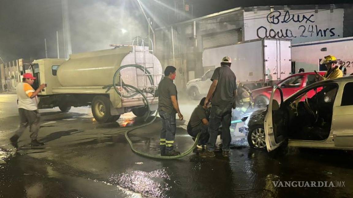 $!El automóvil muestra los estragos del incendio mientras esperaban la evaluación de la aseguradora.