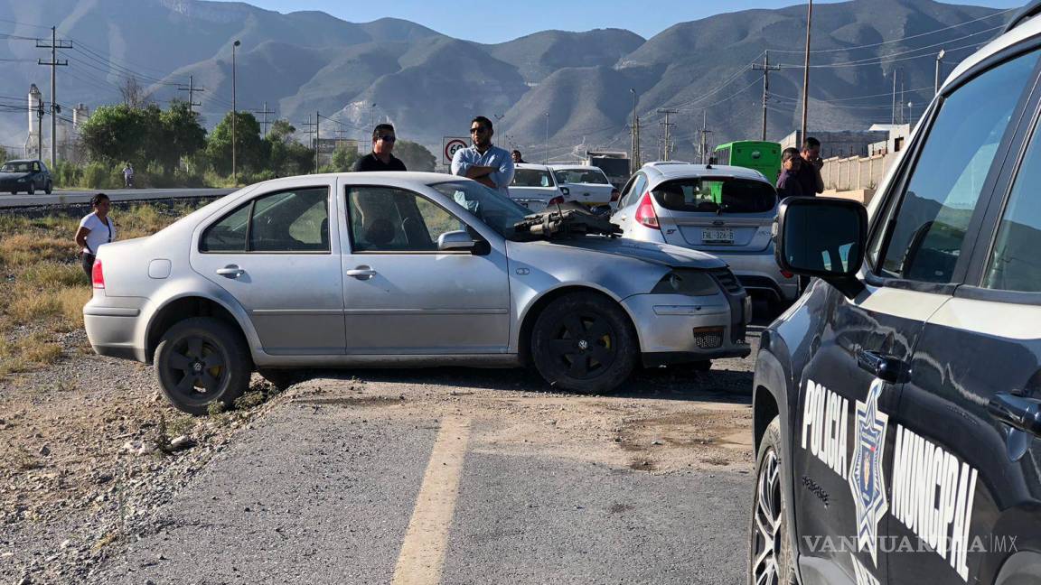 Lo encandila el sol y vuelca, en el libramiento Óscar Flores Tapia de Saltillo