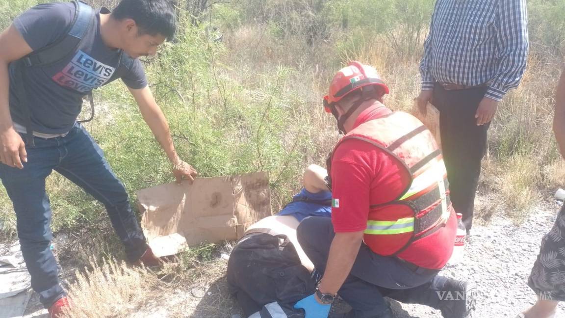 Camión embiste a motociclista y le provoca fractura expuesta, en la carretera Saltillo-Monclova
